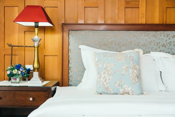 ベッドの上のコンフォート枕 — ストック写真