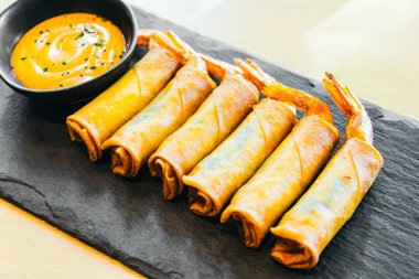 Kızarmış bahar rulo karides ve sos ile