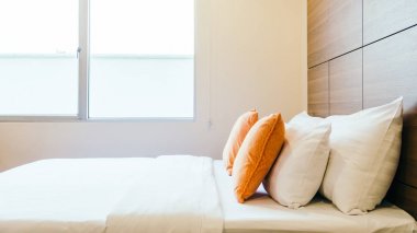 Yatak Dekorasyon iç otel odasının konforlu yastık