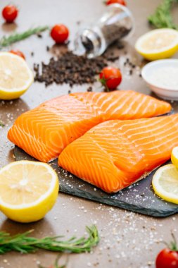 Siyah taş ham ve taze somon eti filetosu domates limon ve diğer madde - sağlıklı gıda tarzı ile kayrak