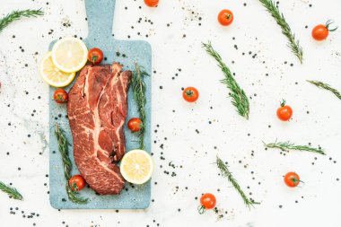 Kesme tahtası sebze ve yemek pişirmek için madde ile ham sığır eti