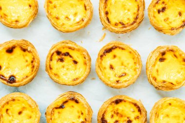 Tatlı, tart yumurtası ve kremalı.