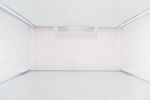 Пустой и открытый интерьер холодильника для заднего плана
