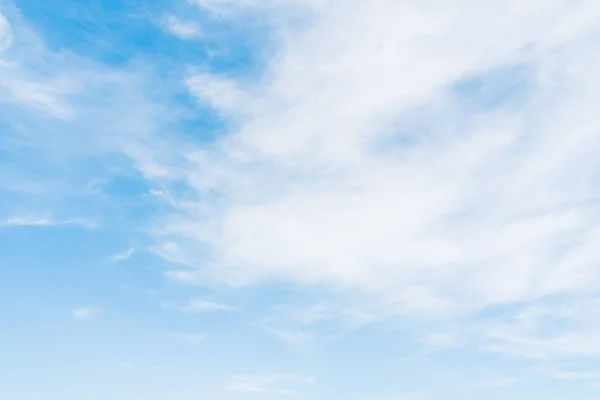 Hermosa Nube Blanca Sobre Fondo Azul Del Cielo —  Fotos de Stock