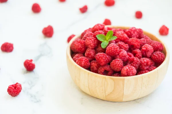 Lamponi Rossi Frutta Ciotola Legno Sul Tavolo — Foto Stock