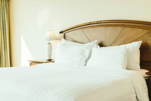 Travesseiro Confortável Branco Decoração Cama Interior Quarto Hotel — Fotografia de Stock