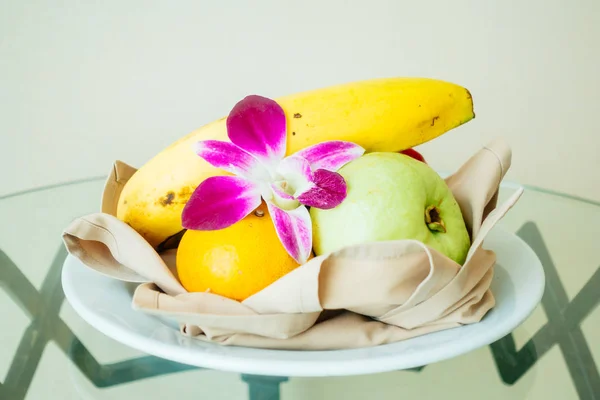 Fruits Mélangés Dans Une Assiette Blanche — Photo