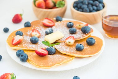 Sağlıklı kahvaltı gözleme yaban mersini ve çilek meyve ile taş tablo arka plan üzerinde ayarlayın.