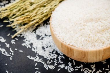 Ham Yasemin pirinç ahşap kase ve kaşık ile tahıl ve tohum