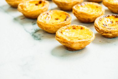 Tatlı, tart yumurtası ve kremalı.