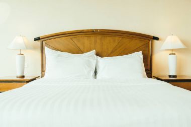 Otel yatak odası iç dekorasyonda yatak beyaz rahat yastık