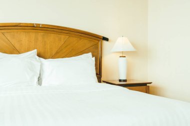 Otel yatak odası iç dekorasyonda yatak beyaz rahat yastık