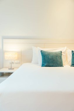 Otel yatak odası iç dekorasyonda yatak üzerinde rahat yastık