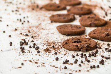 Şekerli tatlı çikolatalı kurabiye ile