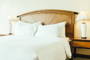 Otel yatak odası iç dekorasyonda yatak beyaz rahat yastık