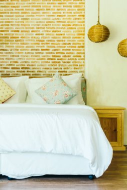 Yatak odasının iç tarafındaki yatak dekorasyonunda rahat yastık.