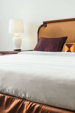 Yatak Dekorasyon iç otel odasının konforlu yastık