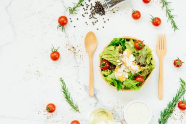 Temiz ve sağlıklı gıda tarzı ahşap kase Sezar salatası ile