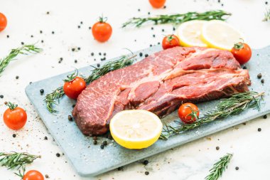 Kesme tahtası sebze ve yemek pişirmek için madde ile ham sığır eti