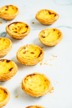 Tatlı, tart yumurtası ve kremalı.