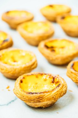 Tatlı, tart yumurtası ve kremalı.