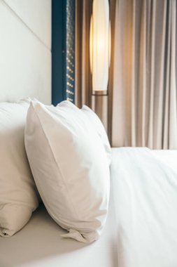 Otel yatak odası iç dekorasyonda yatak beyaz rahat yastık