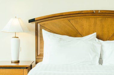Otel yatak odası iç dekorasyonda yatak beyaz rahat yastık