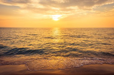 Plajda ve denizde güzel bir gün batımı - Vintage Filtresi