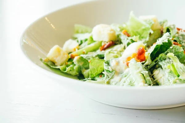 Gegrilde Caesar Salade Met Verse Groente Witte Plaat Gezonde Voeding — Stockfoto