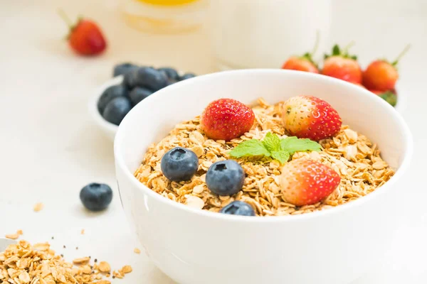 Set Desayuno Saludable Granola Con Arándanos Fresas Café Negro Leche — Foto de Stock