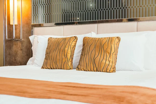 Bequemes Kissen Auf Bettdekoration Hotelschlafzimmer — Stockfoto