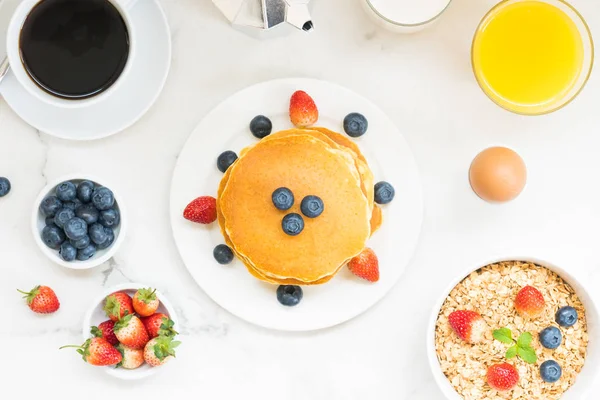 Desayuno Saludable Con Panqueque Granola Con Arándanos Fresas Café Negro — Foto de Stock