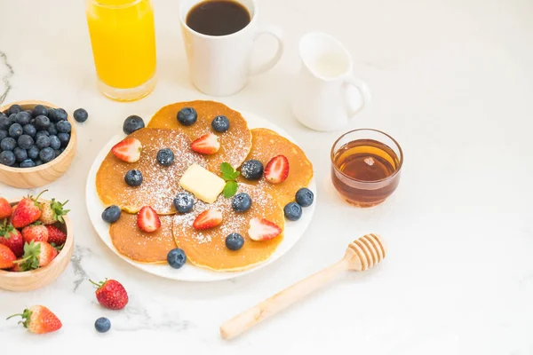 Gesundes Frühstücksset Mit Pfannkuchen Aus Blaubeeren Und Erdbeeren Und Schwarzem — Stockfoto