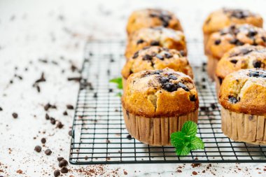 Şekerli tatlı çikolatalı taş beyaz arka plan üzerinde ile