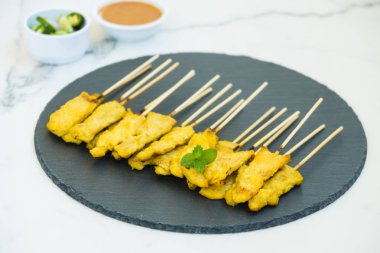 Tavuk satay soslu siyah arduvaz kaplamak üzerinde