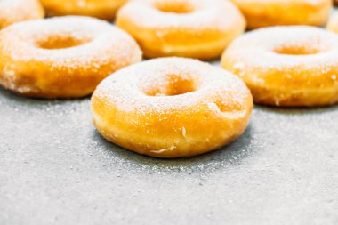 Şekerli tatlı şeker buzlanma ile-üst birçok çörek ile sağlıksız gıda tarzı