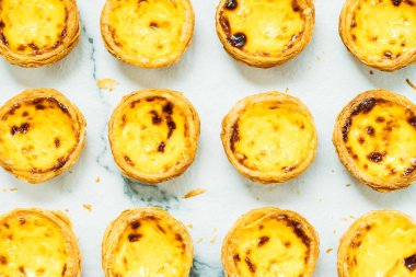 Tatlı, tart yumurtası ve kremalı.