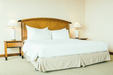 Otel yatak odası iç dekorasyonda yatak beyaz rahat yastık