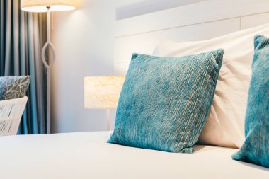 Otel yatak odası iç dekorasyonda yatak üzerinde rahat yastık