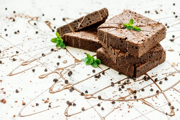 Dessert Sucré Avec Brownies Chocolat Sur Fond Pierre Blanche — Photo