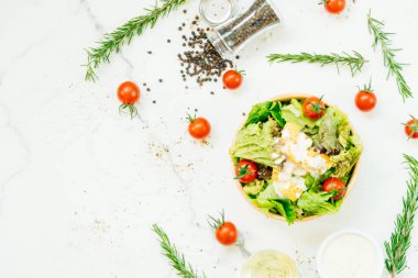 Temiz ve sağlıklı gıda tarzı ahşap kase Sezar salatası ile