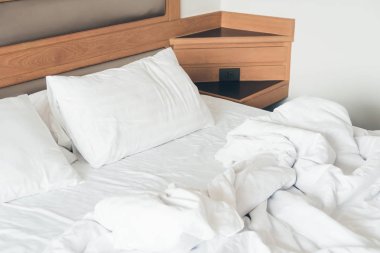 Buruşuk yatak yatak odası iç dekorasyonda beyaz yastık