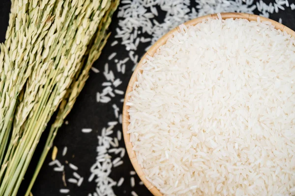 Raw Γιασεμί Ρύζι Ξύλινο Μπολ Και Κουτάλι Δημητριακών Και Σπόρων — Φωτογραφία Αρχείου