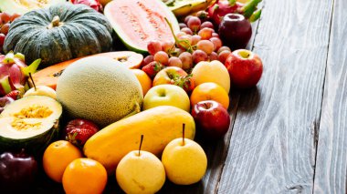 Kopya alanı - sağlıklı gıda kavramı ile ahşap arka plan üzerinde çeşitli ve karışık meyve