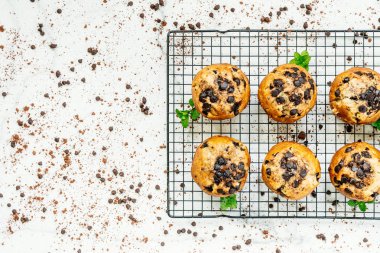 Şekerli tatlı çikolatalı taş beyaz arka plan üzerinde ile