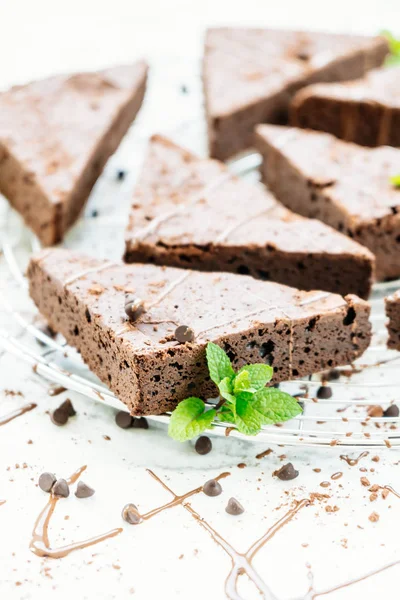 Zoete Dessert Met Chocolade Brownies Witte Stenen Achtergrond — Stockfoto