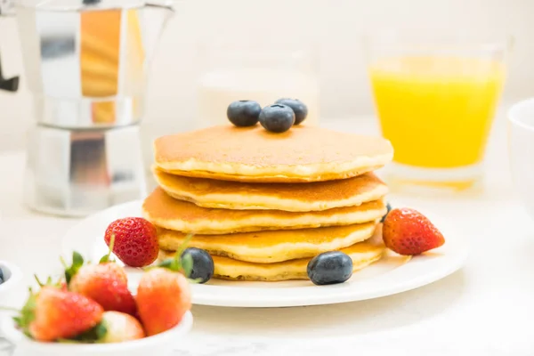 Zdrowy Zestaw Śniadaniowy Naleśnik Muesli Jagód Truskawek Czarnej Kawy Mleka — Zdjęcie stockowe