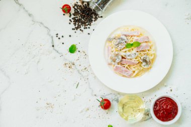 Spagetti carbonara beyaz plaka - İtalyan gıda tarzı