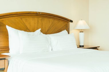 Otel yatak odası iç dekorasyonda yatak beyaz rahat yastık