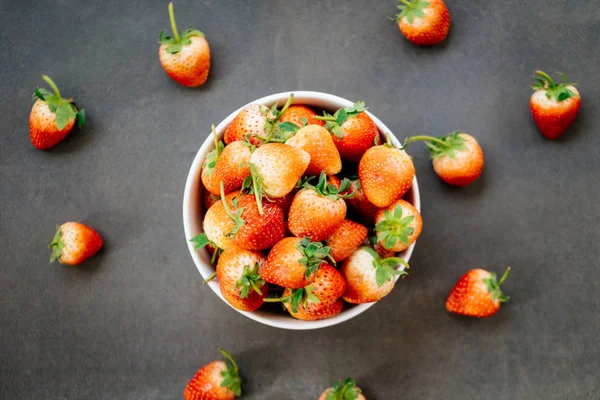 Frutta Alla Fragola Ciotola Bianca Fondo Pietra Nera — Foto Stock